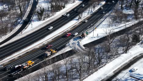 Eine-Luftaufnahme-Einer-Autobahn-Nach-Einem-Starken-Schneefall