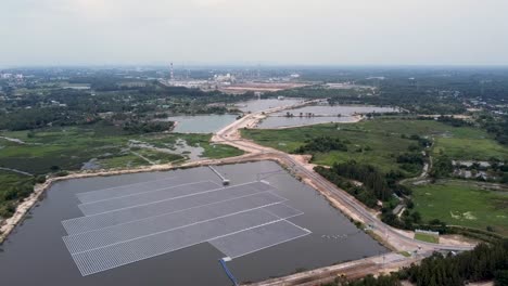 Luftaufnahme-Eines-Riesigen-Solarpanels-Auf-Dem-Wasser-In-Einer-Ländlichen-Gegend,-Schwimmender-Solarpark