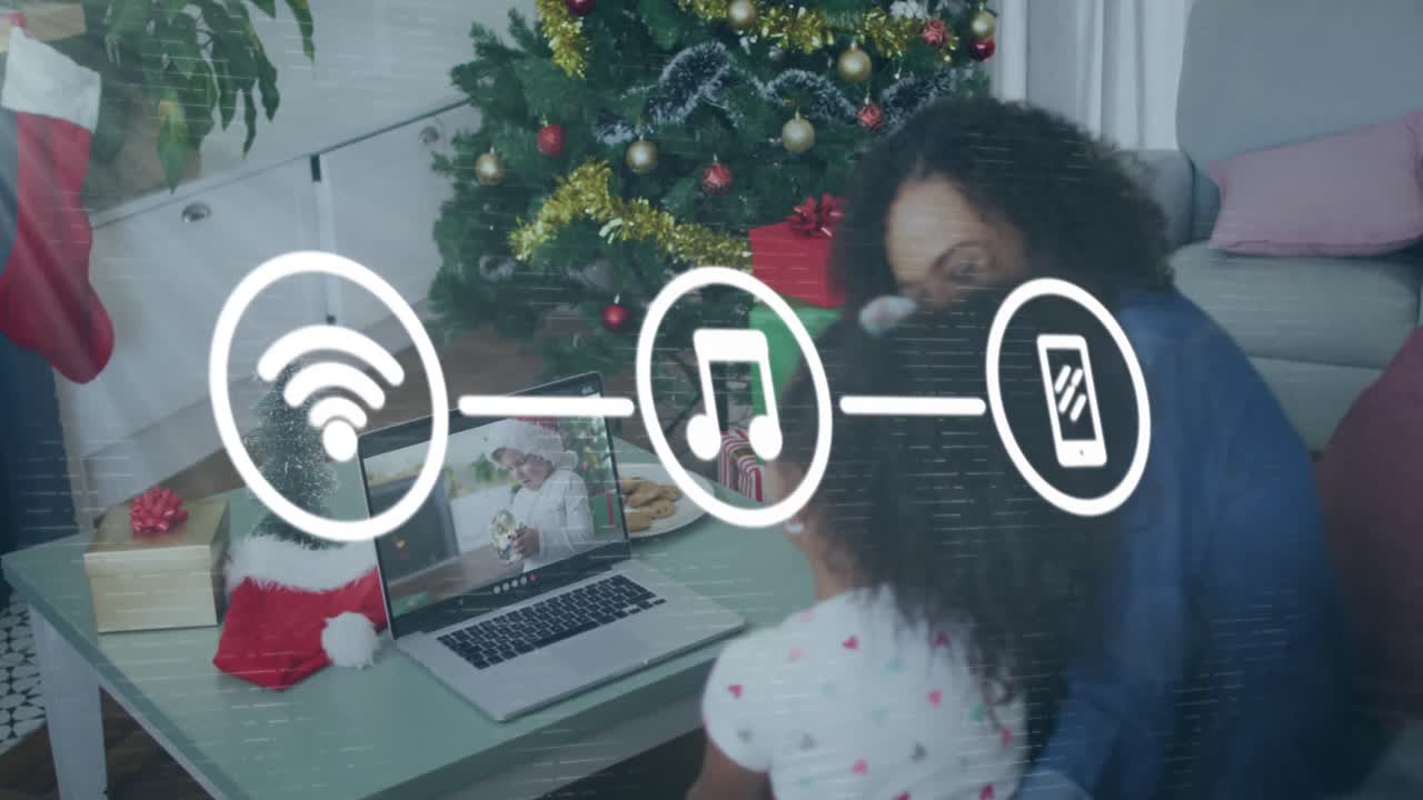 animación de iconos de computadora en círculos digitales sobre madre e hija viendo video en la computadora portátil