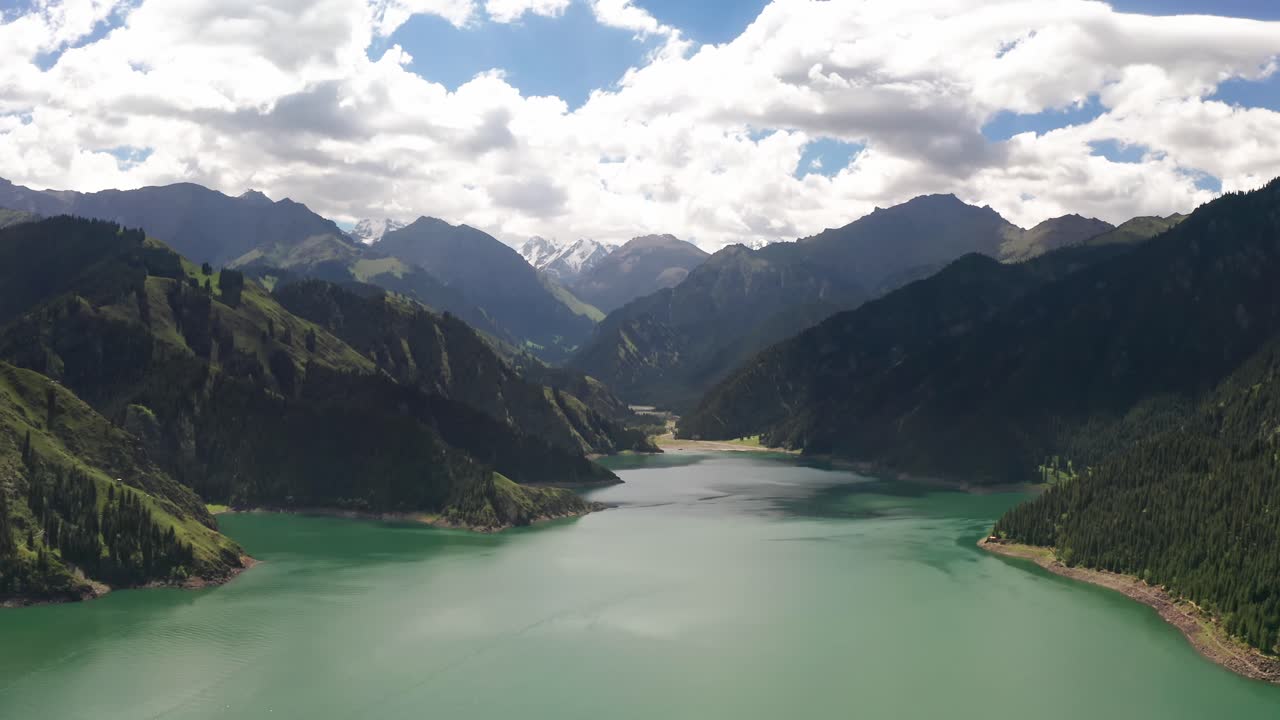 티안치, 신장, 중국의 호수와 산입니다.