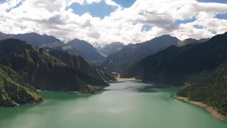 lago y montañas en tianchi, xinjiang, china.