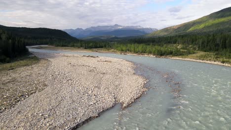 Drohne-Fliegt-Rückwärts-Und-Enthüllt-Den-Majestätischen-Toad-River-Bei-Sonnenuntergang-Im-Norden-Von-British-Columbia,-Kanada