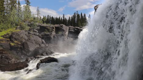 La-Cascada-Ristafallet-En-La-Parte-Occidental-De-Jamtland-Está-Catalogada-Como-Una-De-Las-Cascadas-Más-Hermosas-De-Suecia.