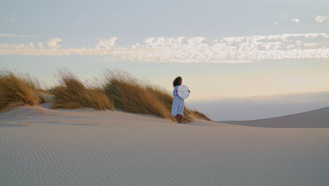 Mujer-Espejo-De-Pie-Arena-Desierto-Noche-De-Verano.-Chica-Posando-Delante-Del-Cielo-Gris.