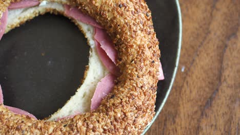 sándwich de simit turco