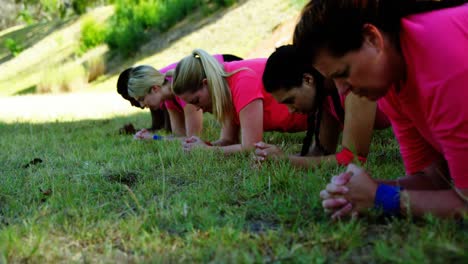 Grupo-De-Mujeres-En-Forma-Haciendo-Ejercicio-Durante-La-Carrera-De-Obstáculos