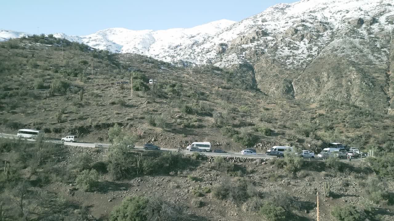 camino a valle nevado, un camino sinuoso en el país de chile