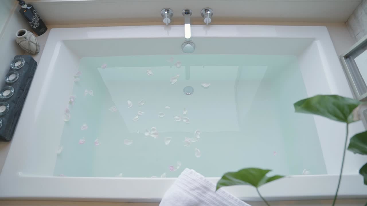 자쿠지 욕조 꽃잎과 함께 수면에 있는 꽃 위의 럭셔리 스파 리조트 호텔