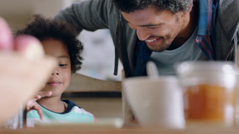 niño pequeño usando una tableta digital jugando juegos, divirtiéndose, aprendiendo de su padre, enseñando a su hijo la tecnología de pantalla táctil en casa.
