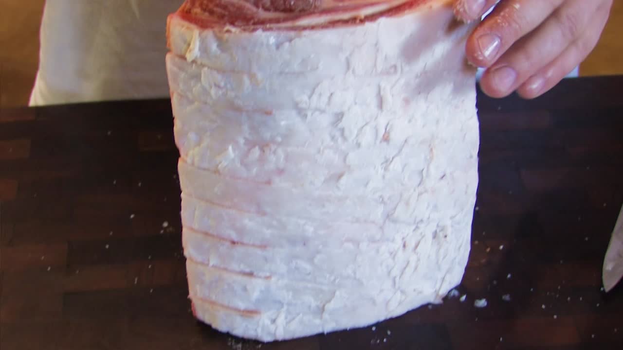 바비큐 또는 브라이를 위해 양고기를 준비하기