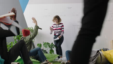 Grupo-Joven-De-Estudiantes-De-Negocios-Celebrando-El-Líder-Del-Equipo-Caucásico-Mujer-Disfrutando-De-La-Victoria-Amigos-Celebran-El-Trabajo-En-Equipo-Exitoso-En-Una-Feliz-Y-Diversa-Presentación-De-Oficina