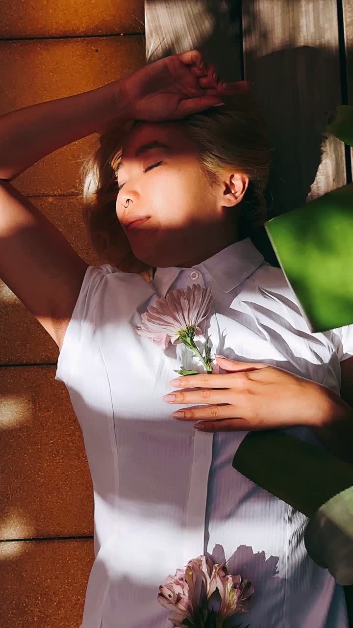 꽃 을 가지고 야외 에서 휴식을 취 하는 여자