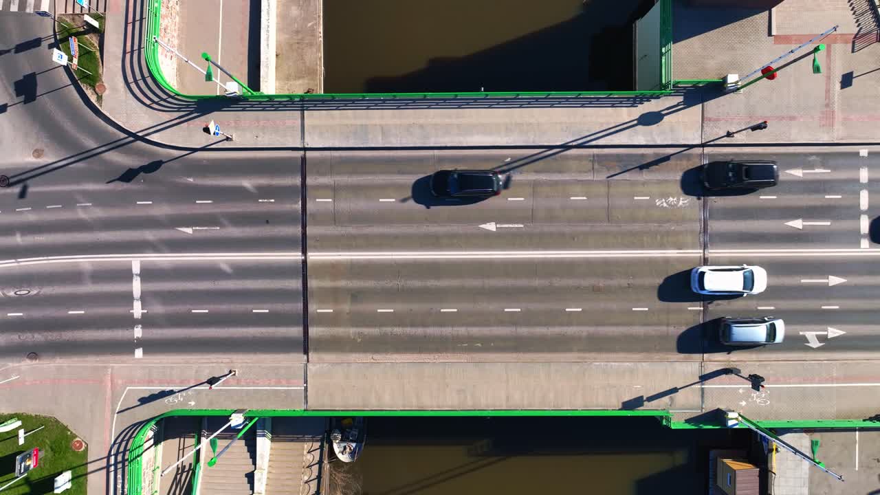 자동차 와 보행자 들 을 위한 강 을 가로지르는 도시 중심 에 있는 다리