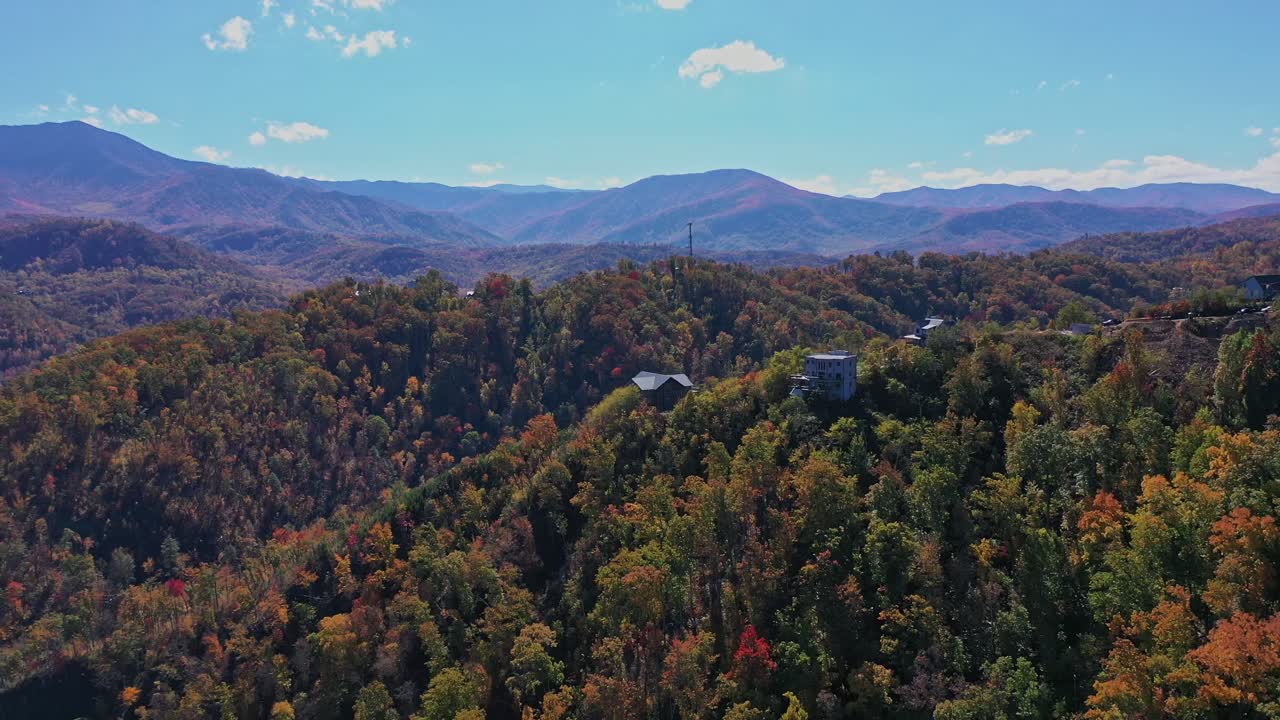 primer plano, sobrevuelo de cabañas en las montañas humeantes, forja de palomas, gatlinburg, servierville, tn