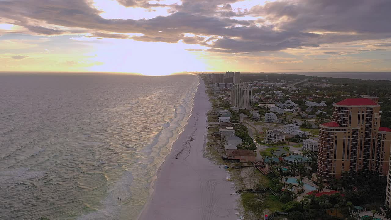 일몰 시 샌 데스틴 플로리다의 하얀 모래 해변 아래로 아름다운 공중 전망