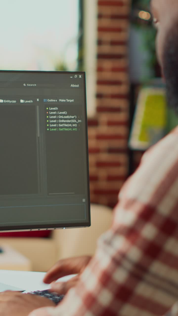 Vertikální video: Freelancer správce programuje HTML kód na počítači