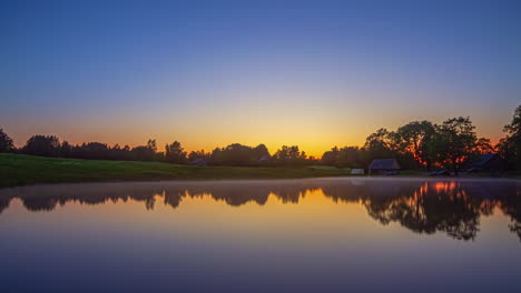 Caleidoscopio-Junto-Al-Lago:-Un-Lapso-De-Tiempo-De-Cielos-Cambiantes