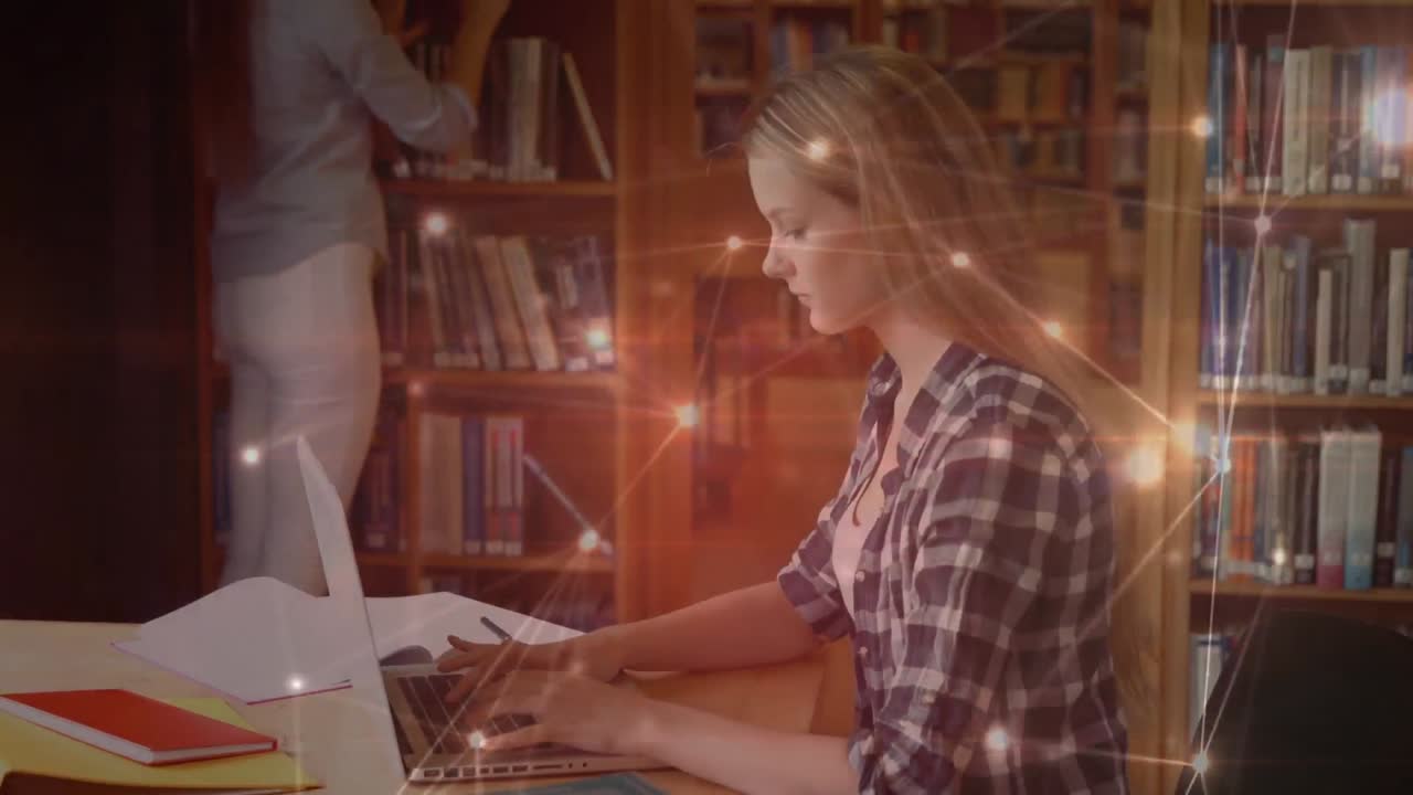estudiante usando su computadora portátil en la biblioteca rodeada de conexiones de datos
