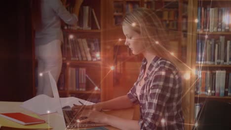 estudiante usando su computadora portátil en la biblioteca rodeada de conexiones de datos