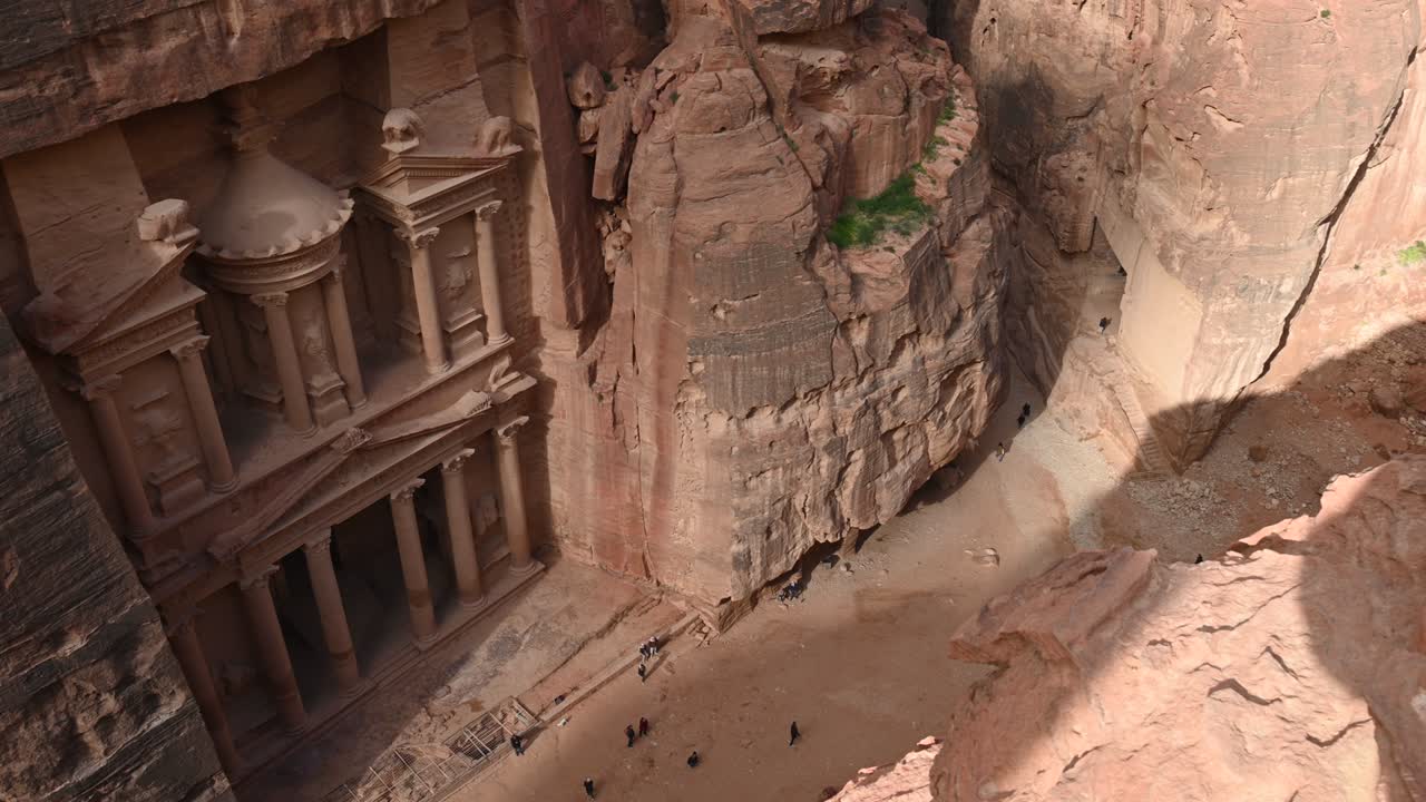 vista desde arriba, impresionante vista de al-khazneh (el tesoro) uno de los templos más elaborados en petra, una ciudad del reino nabateo, jordania