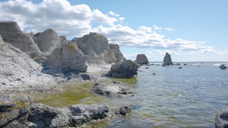 pilas de mar de piedra caliza y la costa de gotland raukfield, suecia