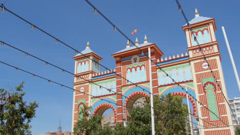 Entrada-Al-Recinto-Ferial-Del-Festival-Feria-De-Abril-A-La-Luz-Del-Día,-Sevilla,-España