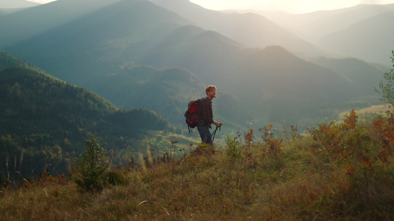 los millennials disfrutan de la pintoresca naturaleza, el amanecer en las montañas, el paisaje verde.