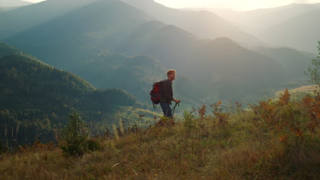 Wandern-Tausendjährig-Genießen-Sie-Den-Malerischen-Sonnenaufgang-In-Der-Grünen-Berglandschaft.