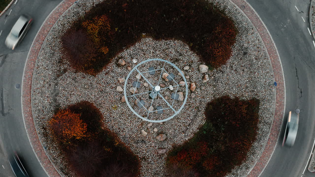 caos de la ciudad: timelapse aéreo del tráfico de hora punta en una rotonda