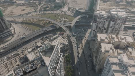 vista aérea del puente jinnah y paso elevado sobre el parque rotativo de alimentos en karachi