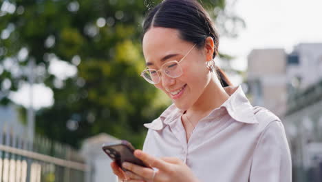 Asiatische-Leitende-Frau,-Telefon