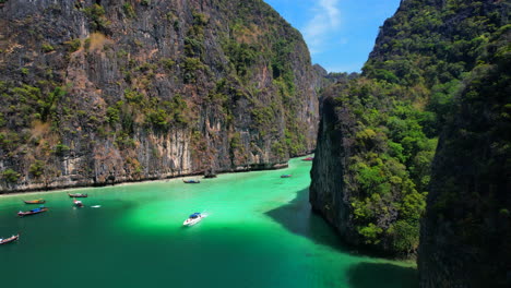 Boot-Fährt-In-Die-Pileh-Lagune,-Thailands-Paradies