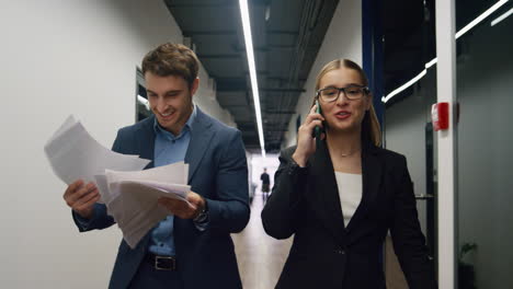 squadra di affari che condivide risultati di successo. donna d'affari felice che parla al telefono