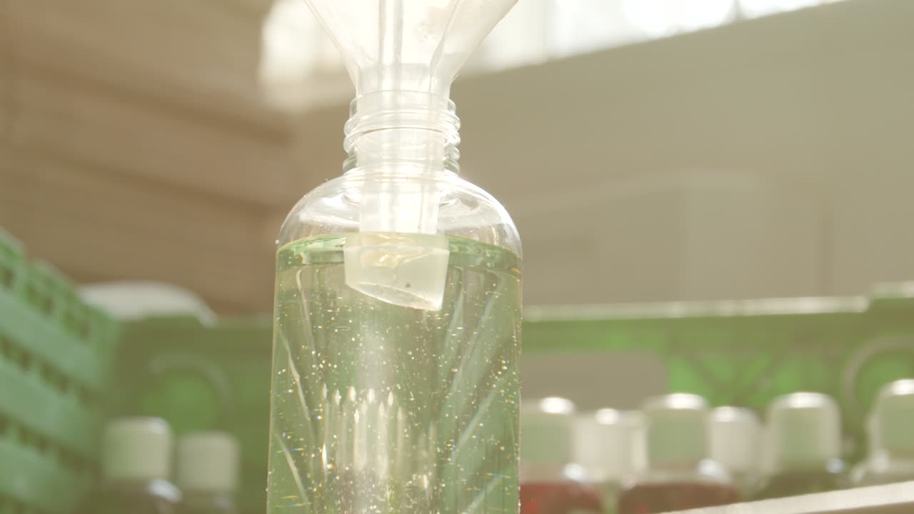 느린 동작으로 작은 병에 기름을 붓는 것