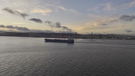 imágenes de aviones no tripulados de un buque cisterna en lisboa