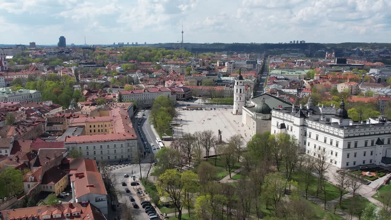Drone beveger seg mot Vilnius-katedralen og plassen med gamlebyen til venstre