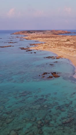 paisaje costero sereno que muestra costas rocosas y aguas claras al atardecer