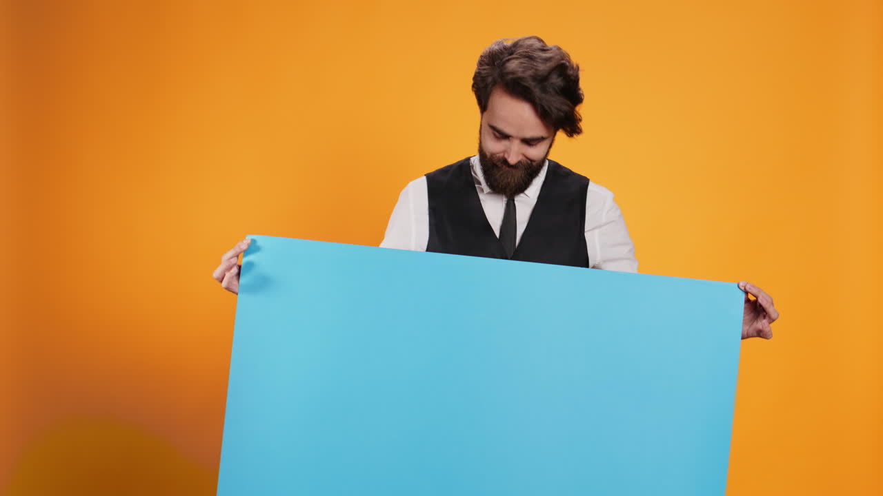 mayordomo hábil sosteniendo un estandarte azul vacío