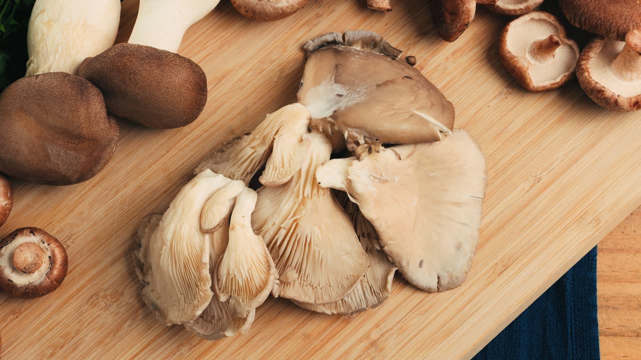 setas variadas en una tabla de cortar de madera