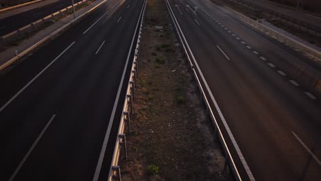 Ein-Bewegungsraffer,-Der-über-Die-Autobahn-Des-Verkehrs-Geschossen-Wurde