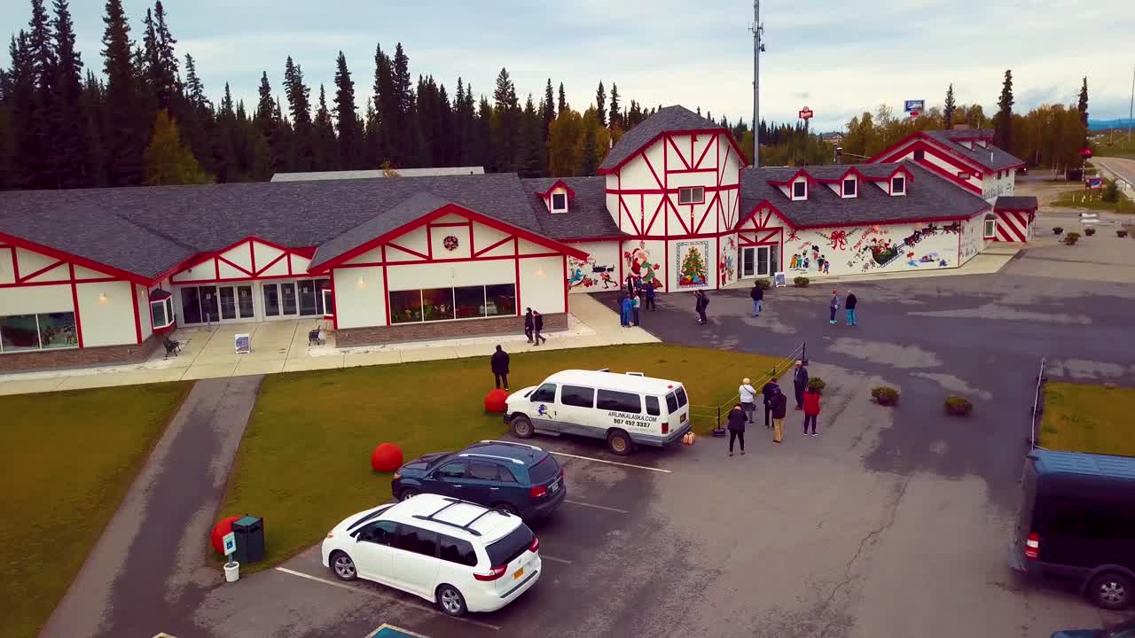 여름날 알락사 북극에 있는 산타클로스 집과 선물 가게의 4k 드론 비디오