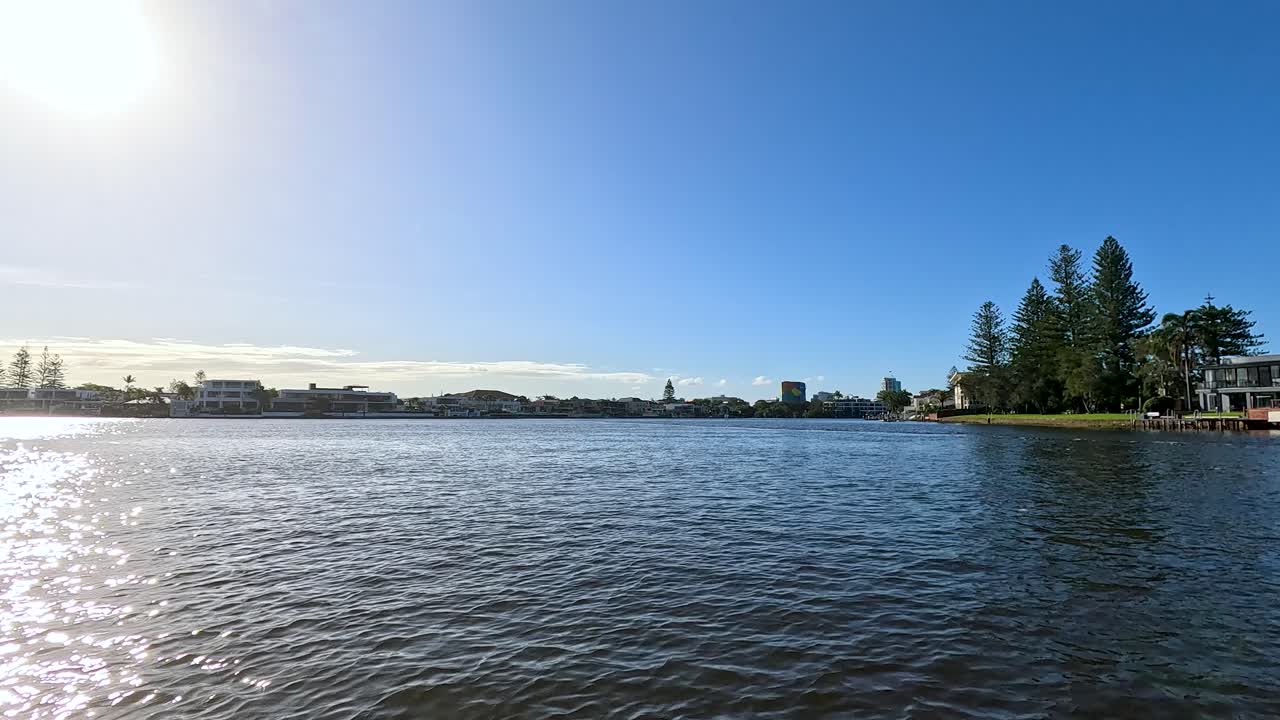 골드 코스트 수로를 가로질러 보트 여행