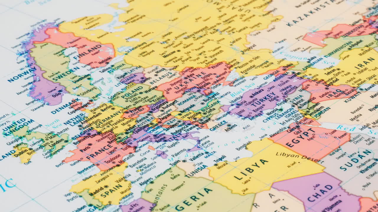 primer plano del país palabra germany y polonia en un mapa del mundo con el nombre detallado de la ciudad capital