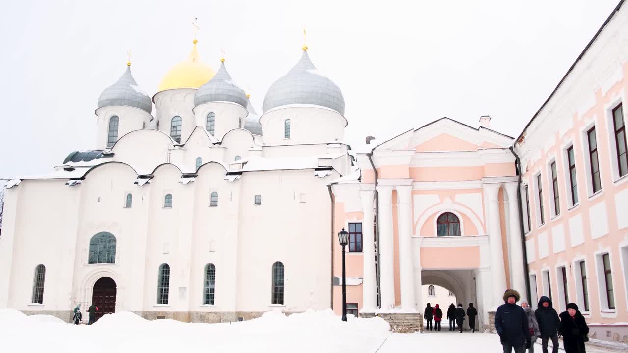 зимняя сцена в русском православном соборе
