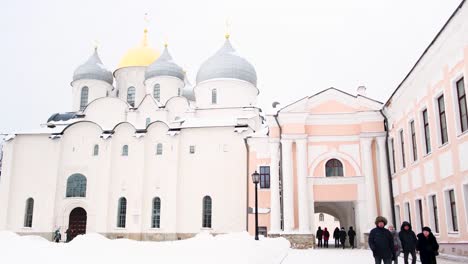 escena de invierno en una catedral ortodoxa rusa