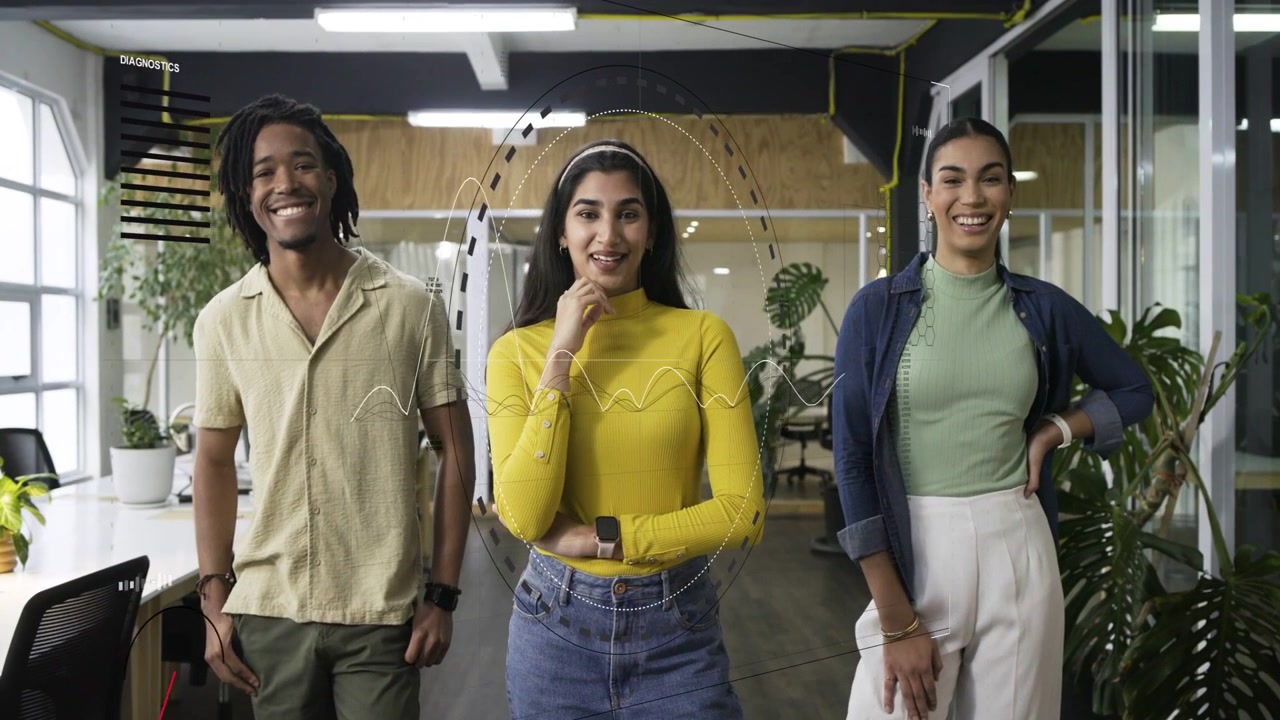 Squadra che sorride mentre lo zoom della telecamera attiva onde circolari centrate sulla donna, mostrando il lavoro di squadra in ufficio.
