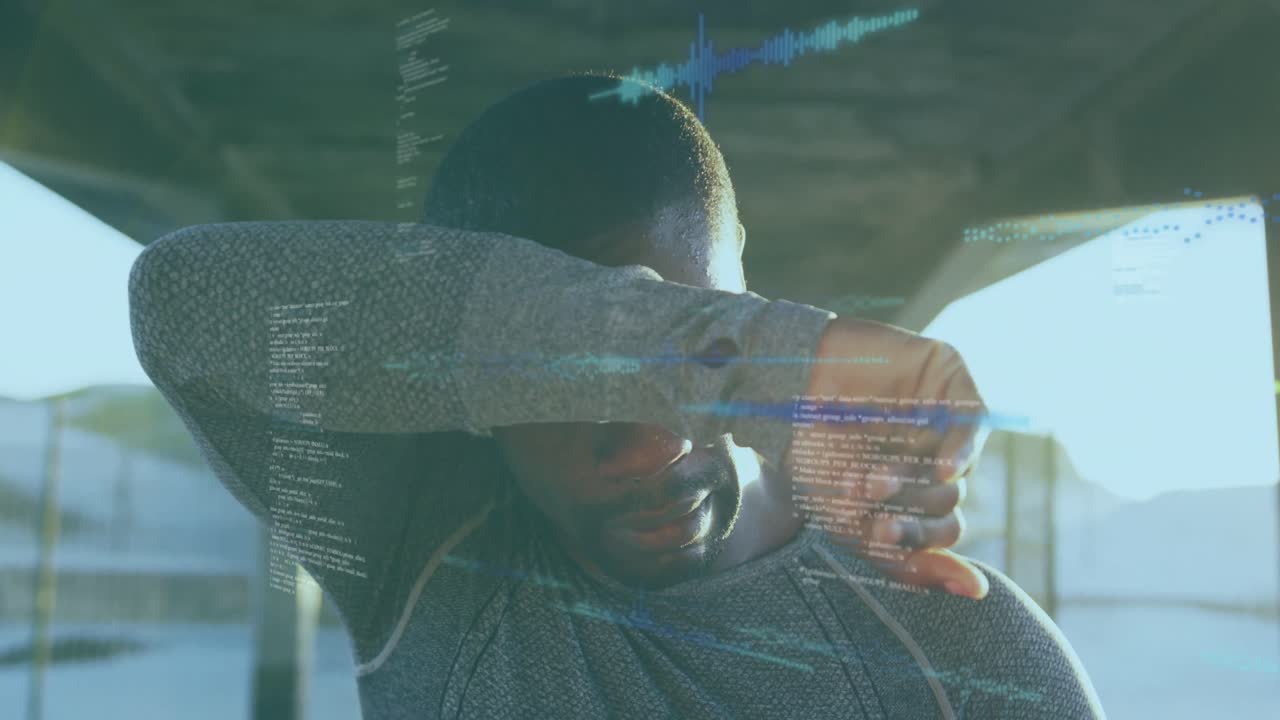 화면에서 데이터 처리의 애니메이션에 대한 적합한 아프리카계 미국인 남자가 을 고 있습니다.