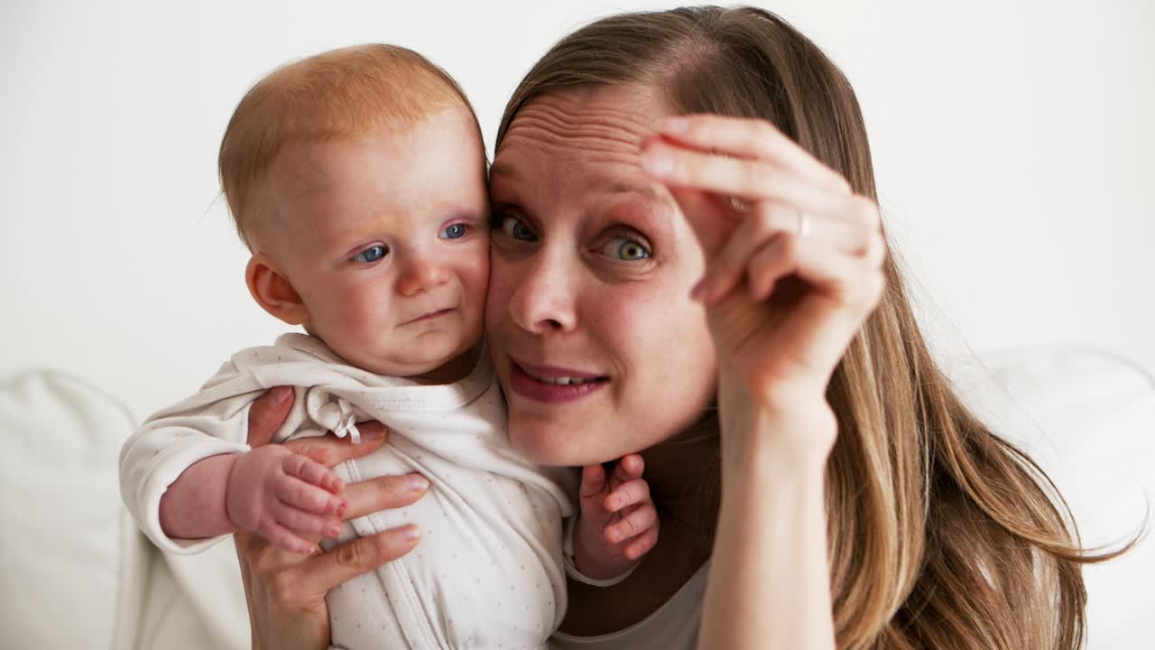 행복 한 흥분 된 엄마 는 아기 딸 을 안고 있다