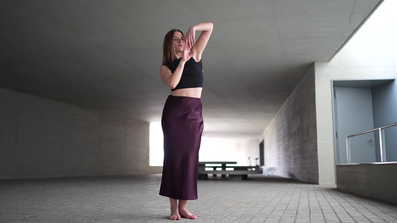 Movimentos de dança elegantes e fluidos realizados em um cenário arquitetônico moderno que inspira