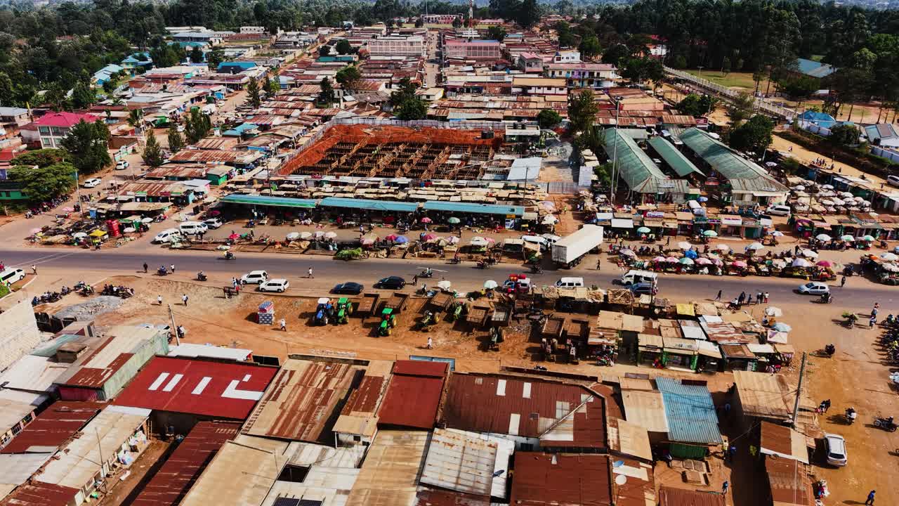 Abitazioni povere del Kenya rurale, tetti arrugginiti delle case mal costruite delle baraccopoli del Kenya. Baraccopoli del Kenya